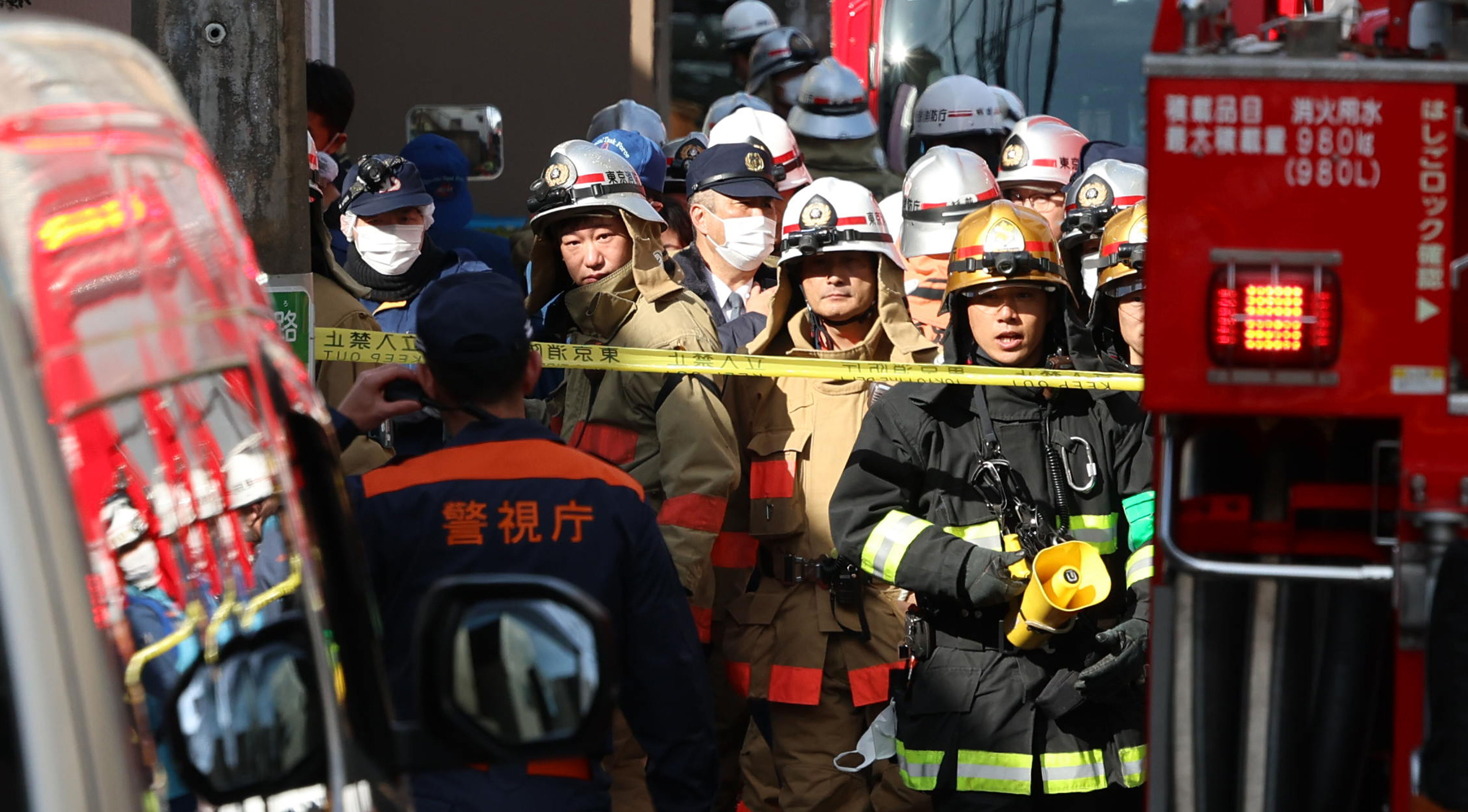▲▼日本東京都杉並區15日發生殺人事件，法院執行官進行公寓轉讓程序時，遭未繳房租的居民山本宏持刀縱火攻擊。（圖／達志影像／美聯社）