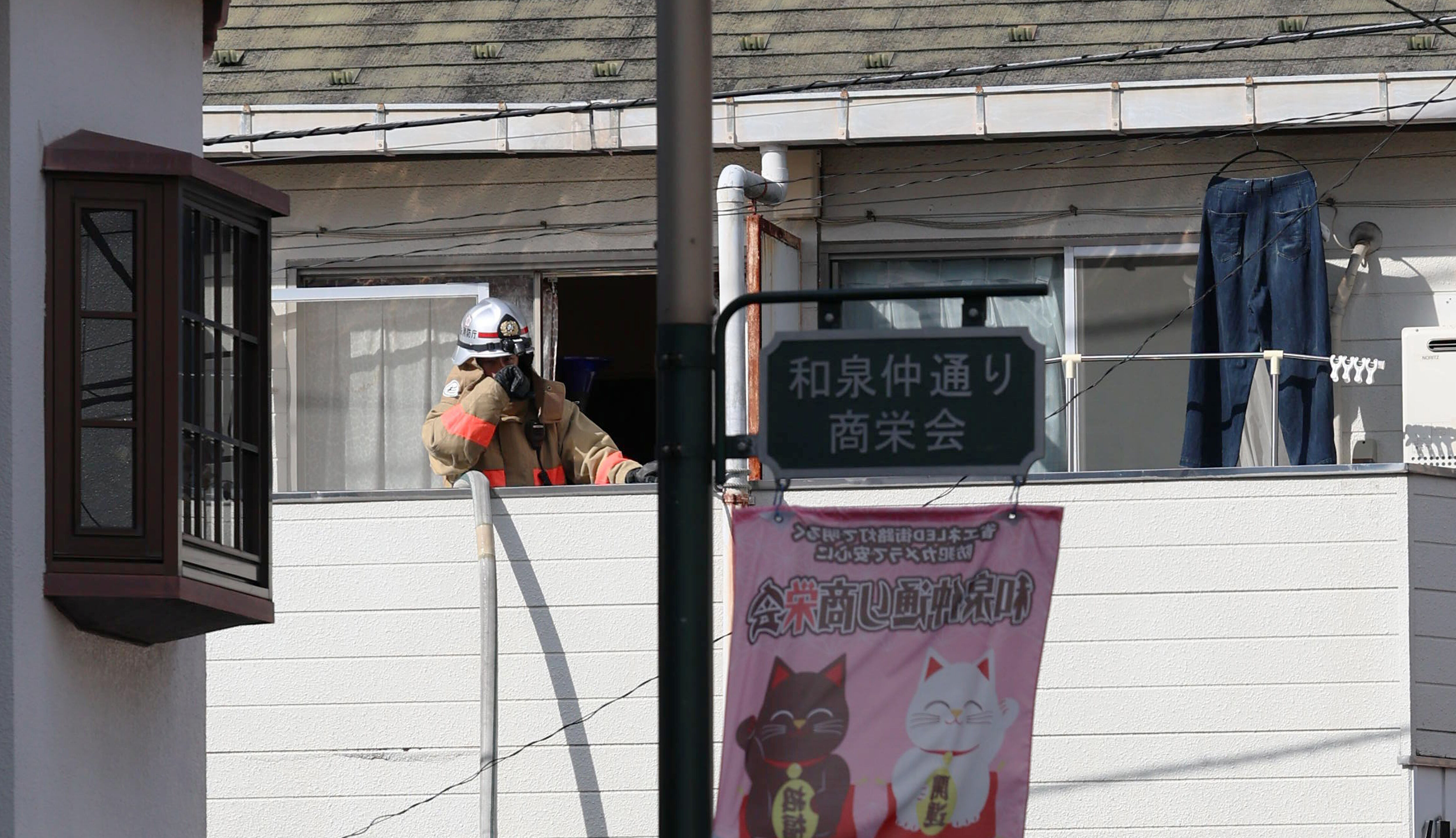 ▲▼日本東京都杉並區15日發生殺人事件，法院執行官進行公寓轉讓程序時，遭未繳房租的居民山本宏持刀縱火攻擊。（圖／達志影像／美聯社）