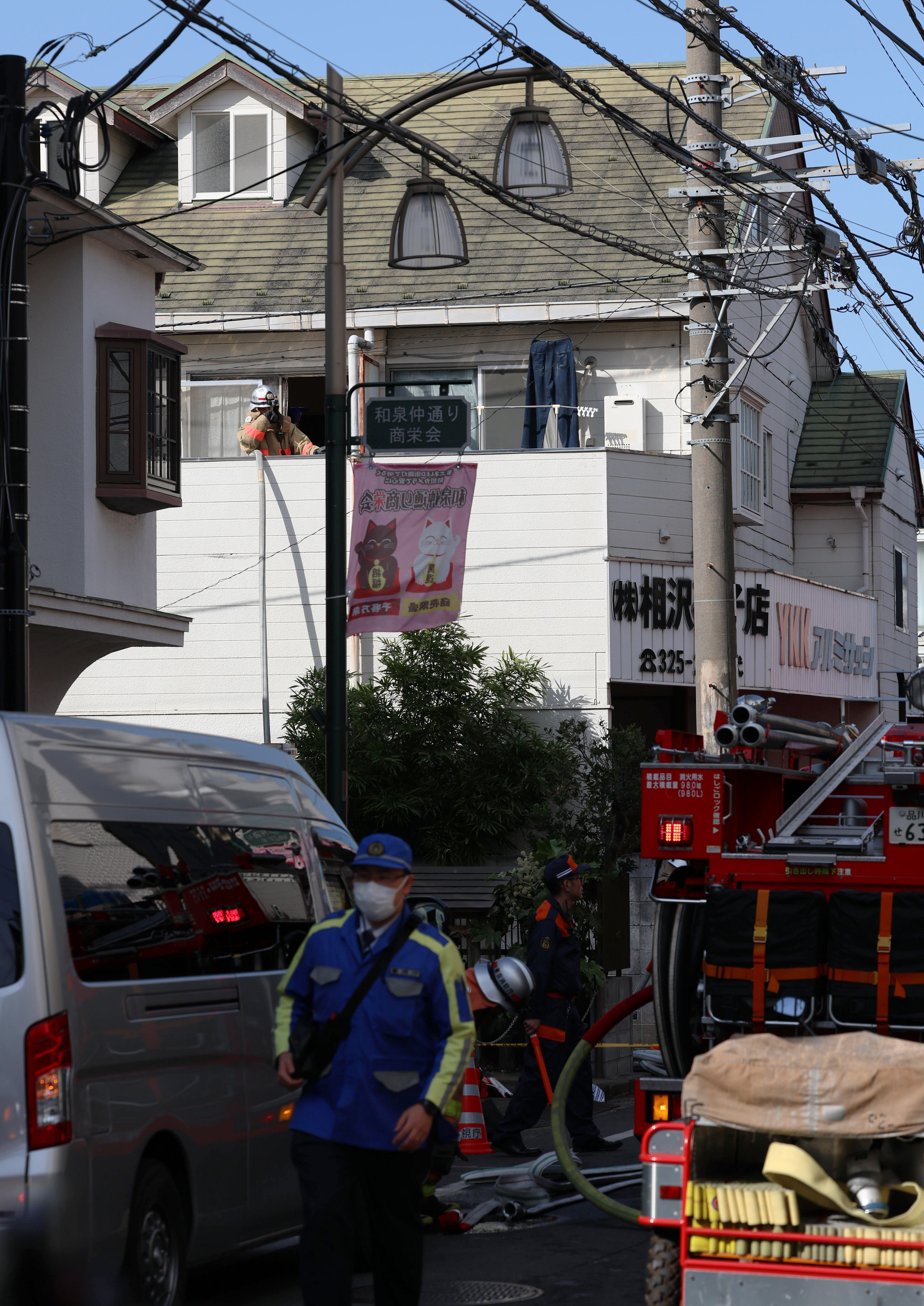▲▼日本東京都杉並區15日發生殺人事件，法院執行官進行公寓轉讓程序時，遭未繳房租的居民山本宏持刀縱火攻擊。（圖／達志影像／美聯社）