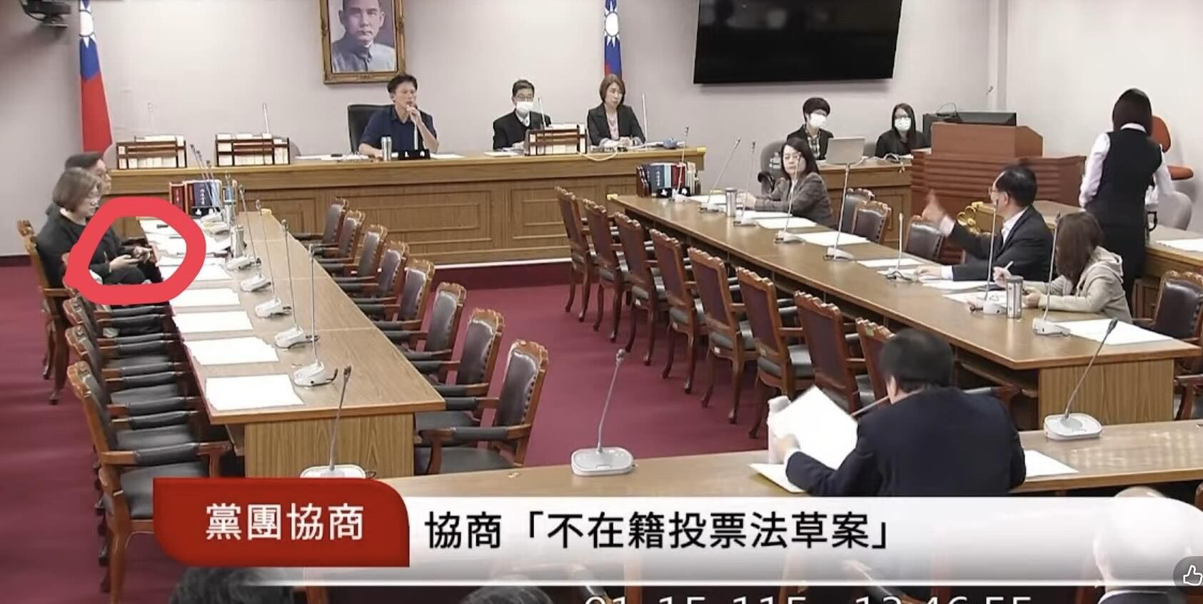 ▲▼網友貼出陳培瑜滑手機畫面。（圖／翻攝Threads）