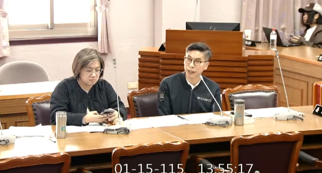 ▲▼網友貼出陳培瑜滑手機畫面。（圖／翻攝Threads）