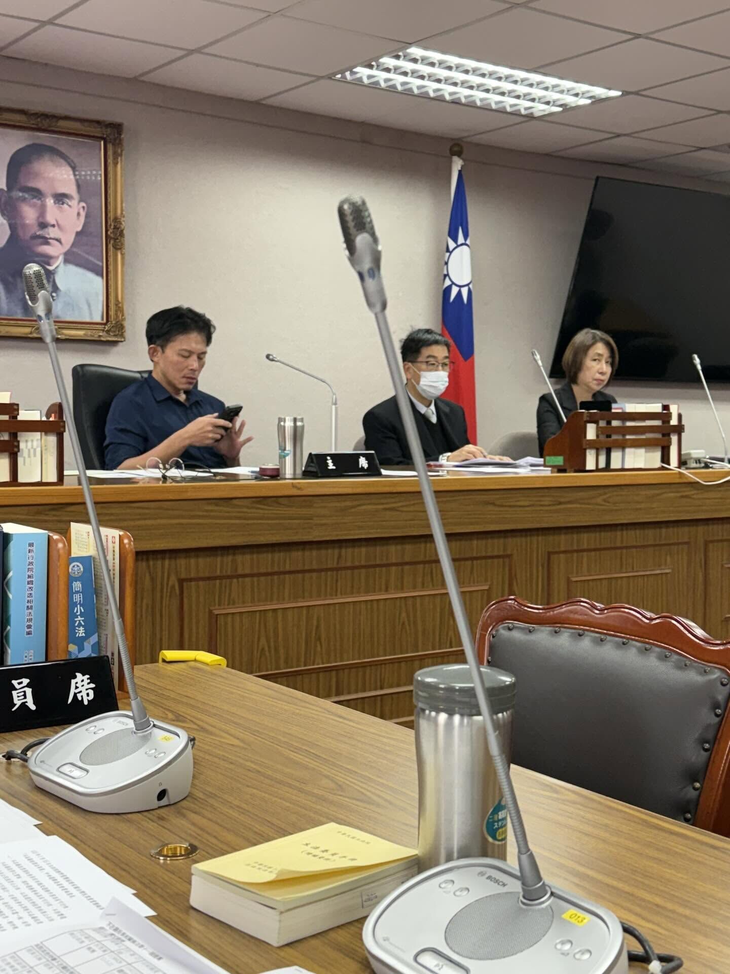 ▲陳培瑜控黃國昌協商滑手機。（圖／翻攝自Threads／陳培瑜）