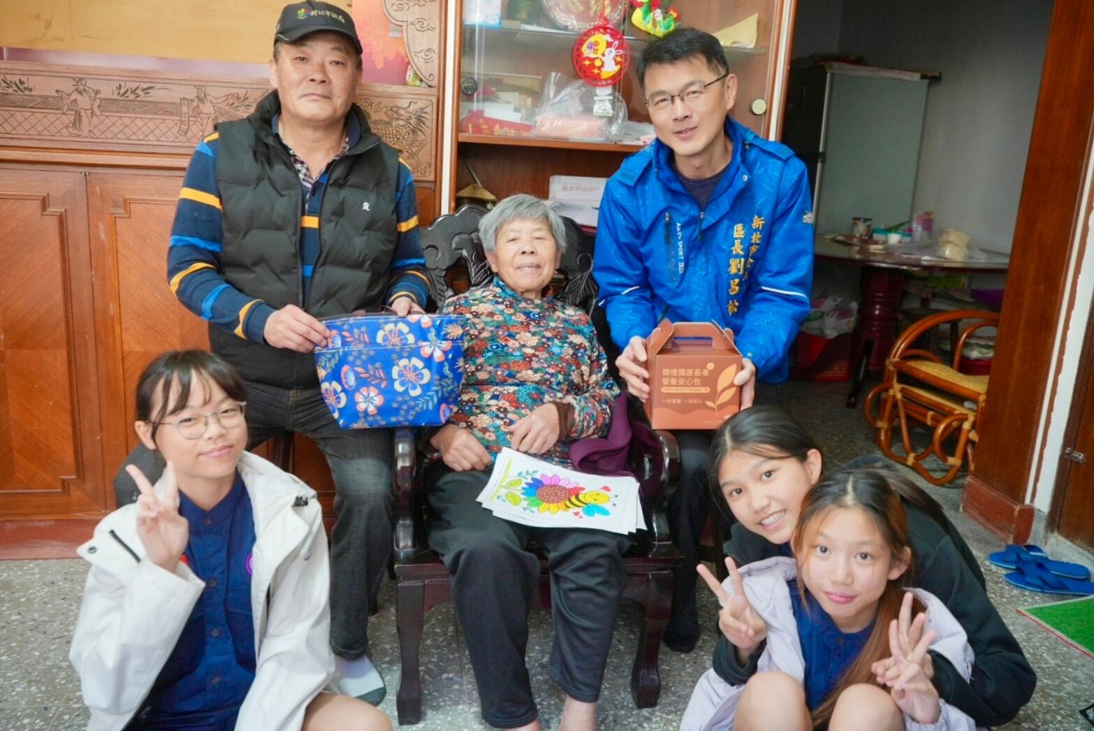 ▲新北學童走入社區陪獨居長輩。（圖／新北市金山區公所提供）