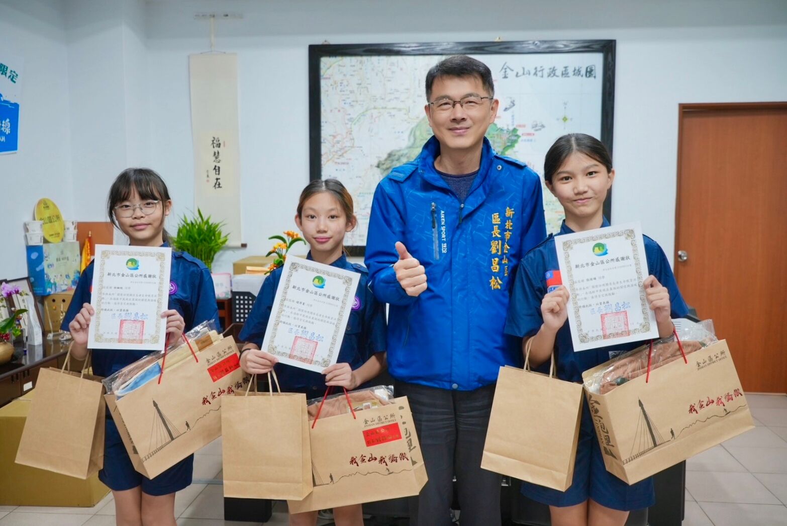 ▲新北學童走入社區陪獨居長輩。（圖／新北市金山區公所提供）