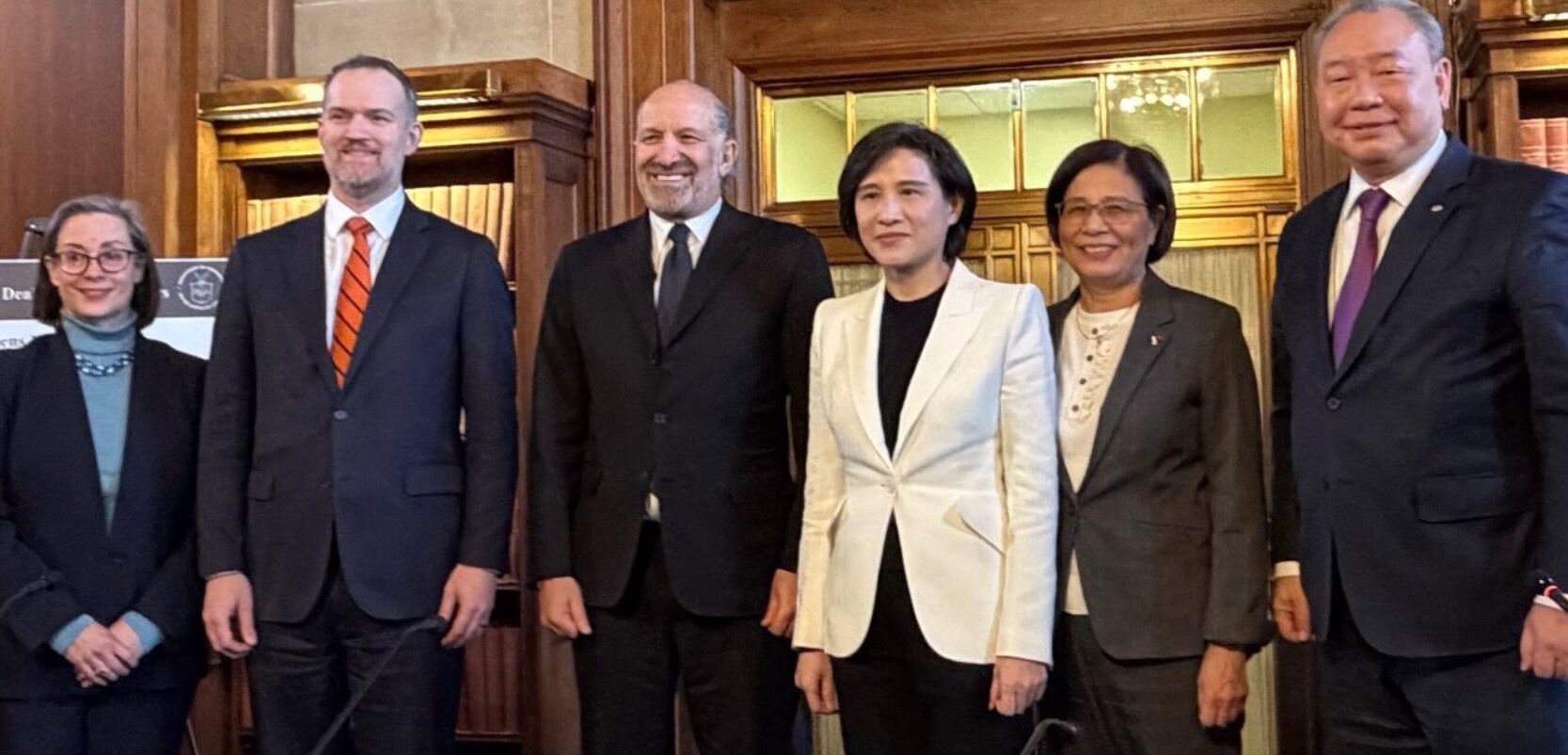 ▲▼台美雙方簽署MOU後合影，由左至右依序為：AIT執行理事藍鶯、美國貿易代表署葛里爾大使、美國商務部盧特尼克部長、鄭麗君副院長、楊珍妮政委、駐美代表處俞大㵢大使。（圖／行政院提供）