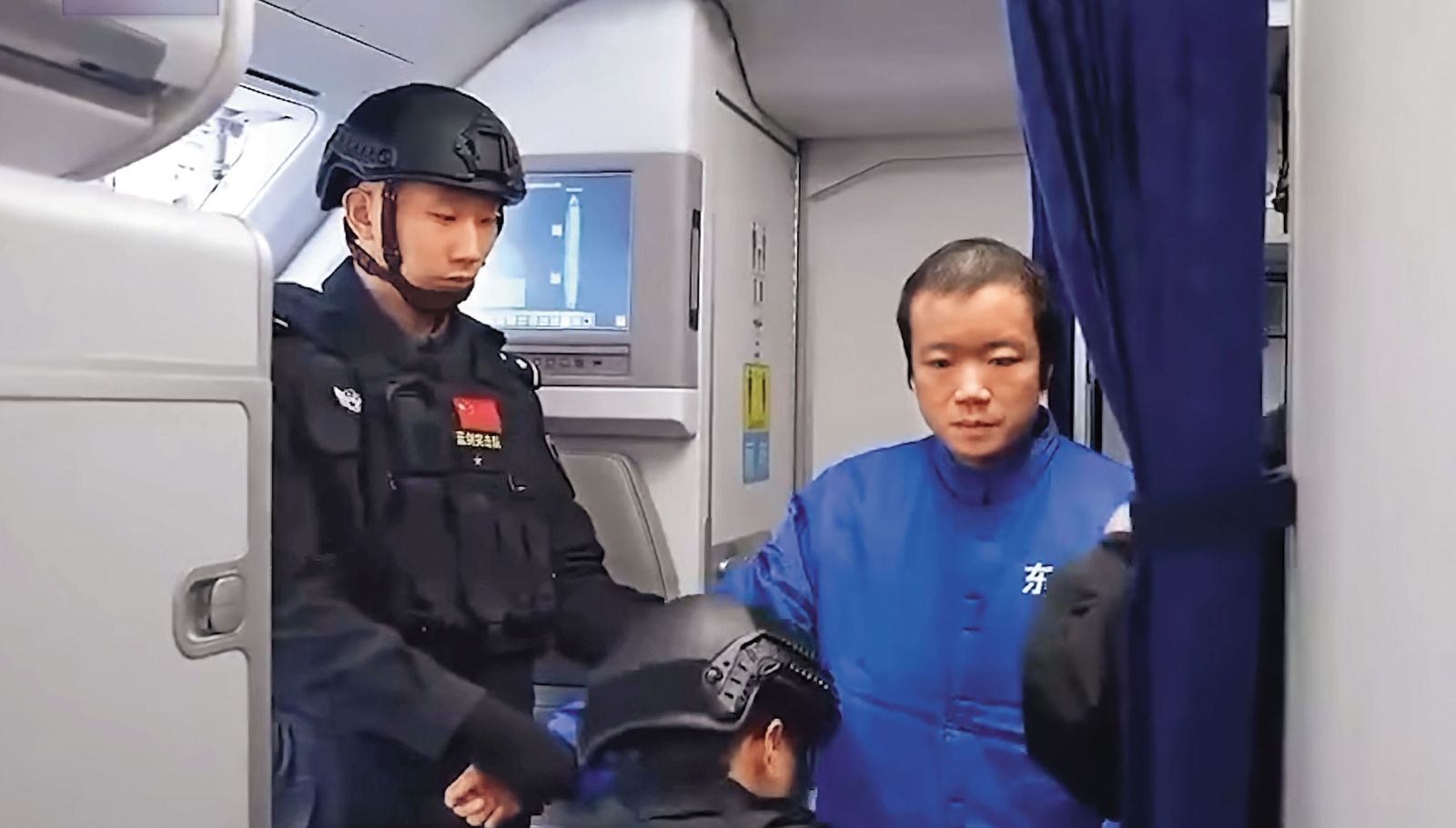 陳志（右）遭逮畫面曝光，已被柬國押送回中國受審。（翻攝中國央視）