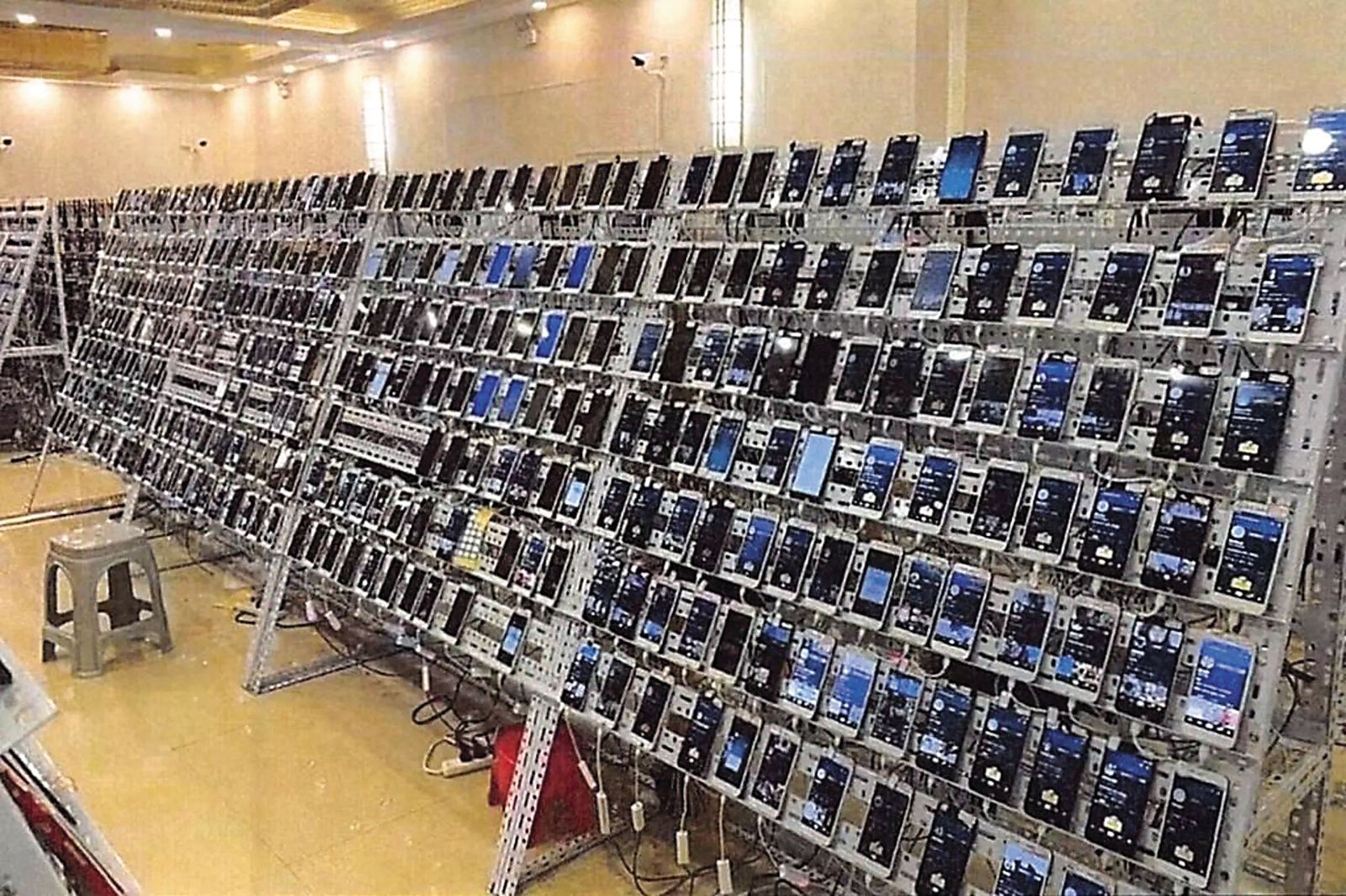 陳志在詐騙園區建立手機農場，透過門號及科技串聯，以亂槍打鳥方式誘騙民眾上當。（翻攝《紐約郵報》）