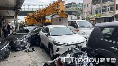 快訊／吊車台6線暴衝「連撞11車」恐怖畫面曝　外送員慘捲車底