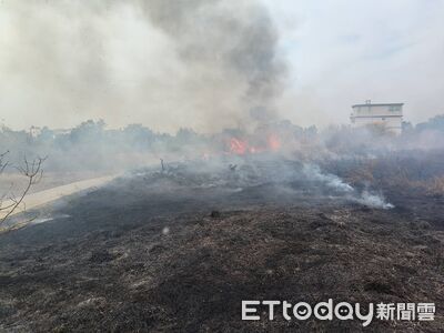 金門金城鎮西海路雜草火警　白煙狂密燃燒面積約1,000平方公尺
