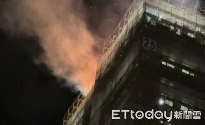 快訊／台南大樓工地驚傳起火　28樓頂狂噴火