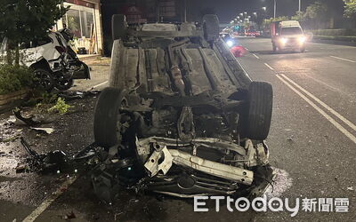 導航導到翻車！男深夜開車分心　撞路邊花圃「4輪朝天」慘況曝