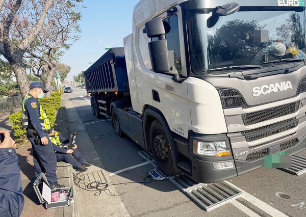 ▲桃園市中壢警方昨天攔查一輛滿載瀝青大型車輛。（圖／中壢警方提供）