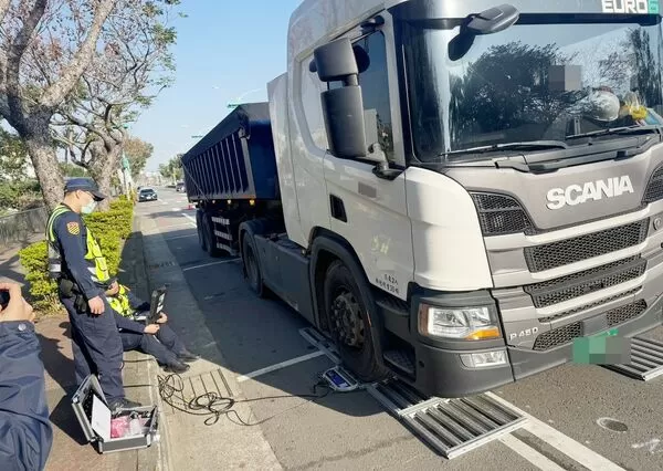 ▲桃園市中壢警方昨天攔查一輛滿載瀝青大型車輛。（圖／中壢警方提供）