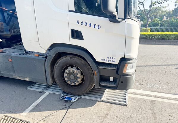▲桃園市中壢警方昨天攔查一輛滿載瀝青大型車輛，前輪過磅。（圖／中壢警方提供）
