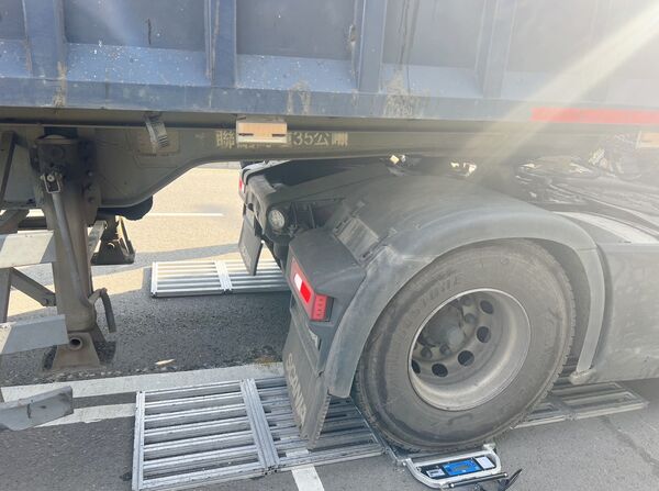 ▲桃園市中壢警方昨天攔查一輛滿載瀝青大型車輛，後輪過磅。（圖／中壢警方提供）