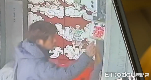 ▲桃園市中壢警方昨天攔查一輛滿載瀝青大型車輛，前輪過磅。（圖／中壢警方提供）