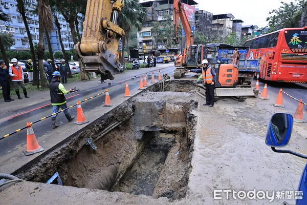 ▲基隆麥金路水管破漏搶修 原訂16時送水延後。（圖／記者郭世賢翻攝）