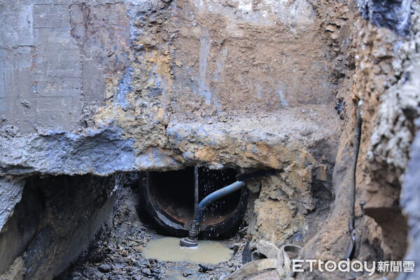 ▲基隆麥金路水管破漏搶修 原訂16時送水延後。（圖／記者郭世賢翻攝）