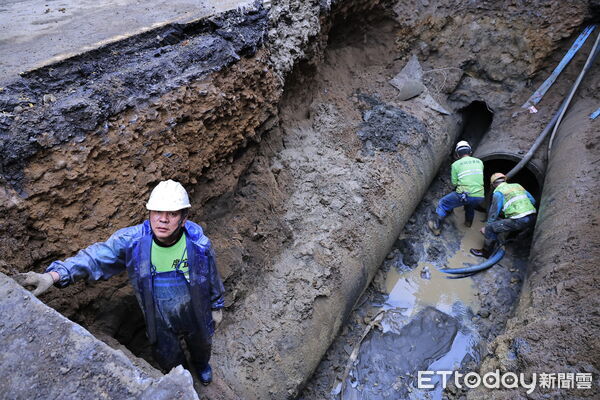 ▲基隆麥金路水管破漏搶修 原訂16時送水延後。（圖／記者郭世賢翻攝）