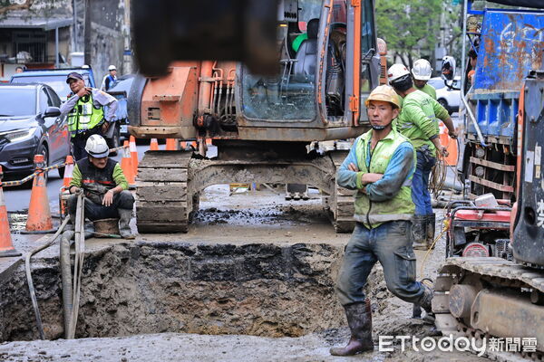 ▲基隆麥金路水管破漏搶修 原訂16時送水延後。（圖／記者郭世賢翻攝）
