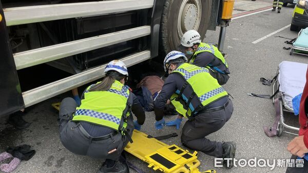 ▲徐男駕駛吊臂車疑似煞車失靈，連撞4輛自小客車、7輛機車才停下，事故造成1名男子受傷。（圖／記者楊永盛翻攝）