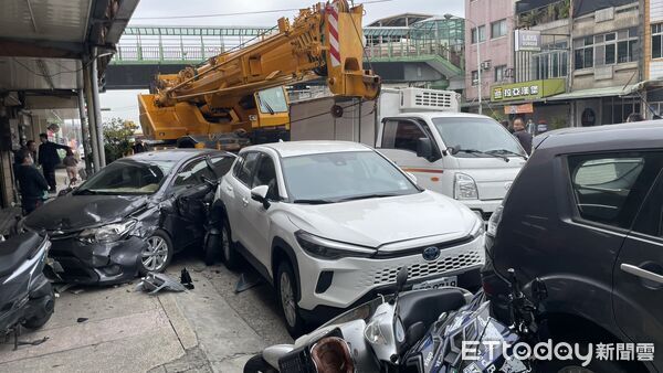 快訊／吊車台6線暴衝「連撞11車」恐怖畫面曝　外送員慘捲車底