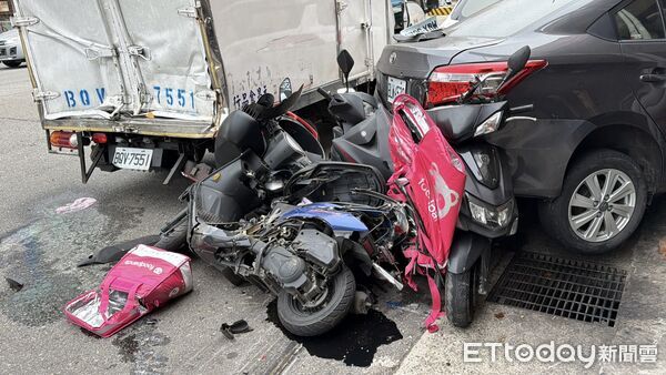 ▲▼徐男駕駛吊臂車疑似煞車失靈，連撞4輛自小客車、7輛機車才停下，事故造成1名男子受傷。（圖／記者楊永盛翻攝）