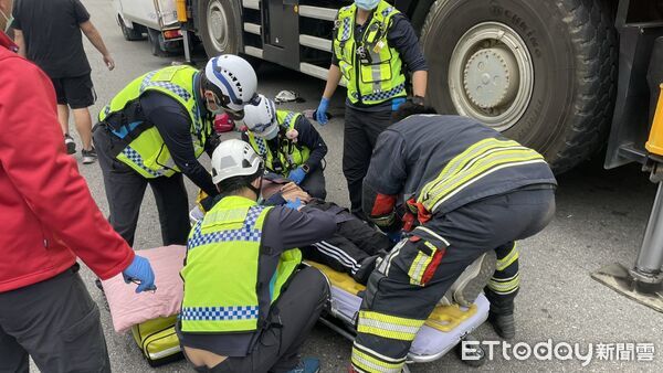 ▲▼徐男駕駛吊臂車疑似煞車失靈，連撞4輛自小客車、7輛機車才停下，事故造成1名男子受傷。（圖／記者楊永盛翻攝）
