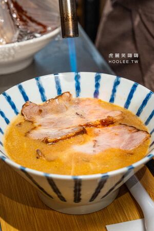 ▲▼左營台灣味拉麵店「贏麵製麵所」！虱目魚大骨熬煮高湯，推薦魚豚鵪鶉蛋醬油拉麵、限量雞湯口味。（圖／部落客虎麗笑嗨嗨提供）