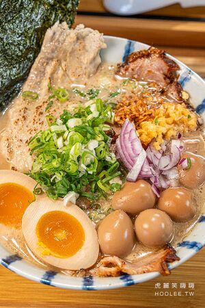 ▲▼左營台灣味拉麵店「贏麵製麵所」！虱目魚大骨熬煮高湯，推薦魚豚鵪鶉蛋醬油拉麵、限量雞湯口味。（圖／部落客虎麗笑嗨嗨提供）