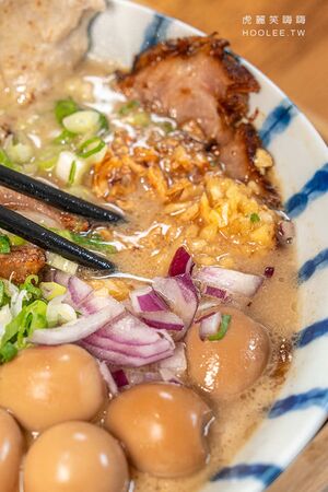 ▲▼左營台灣味拉麵店「贏麵製麵所」！虱目魚大骨熬煮高湯，推薦魚豚鵪鶉蛋醬油拉麵、限量雞湯口味。（圖／部落客虎麗笑嗨嗨提供）