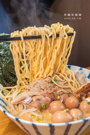 ▲▼左營台灣味拉麵店「贏麵製麵所」！虱目魚大骨熬煮高湯，推薦魚豚鵪鶉蛋醬油拉麵、限量雞湯口味。（圖／部落客虎麗笑嗨嗨提供）