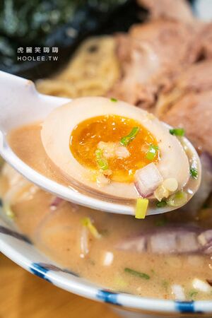 ▲▼左營台灣味拉麵店「贏麵製麵所」！虱目魚大骨熬煮高湯，推薦魚豚鵪鶉蛋醬油拉麵、限量雞湯口味。（圖／部落客虎麗笑嗨嗨提供）