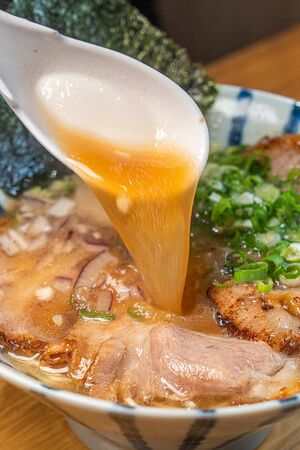 ▲▼左營台灣味拉麵店「贏麵製麵所」！虱目魚大骨熬煮高湯，推薦魚豚鵪鶉蛋醬油拉麵、限量雞湯口味。（圖／部落客虎麗笑嗨嗨提供）
