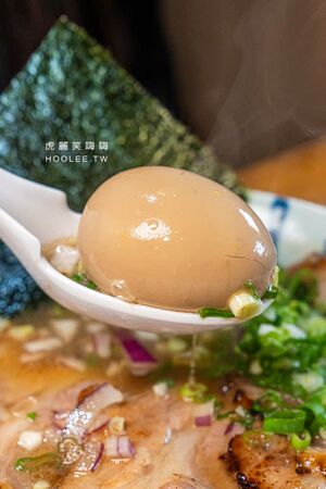 ▲▼左營台灣味拉麵店「贏麵製麵所」！虱目魚大骨熬煮高湯，推薦魚豚鵪鶉蛋醬油拉麵、限量雞湯口味。（圖／部落客虎麗笑嗨嗨提供）