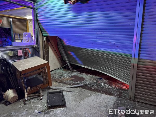 ▲嘉義私人神壇遭10多人砸廟，現場畫面曝光。（圖／記者翁伊森翻攝）