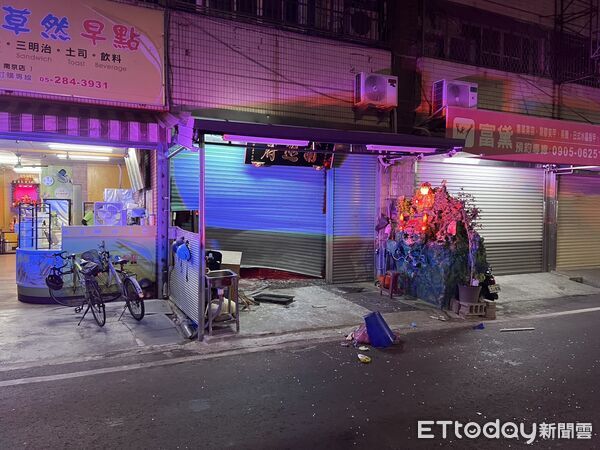 ▲嘉義私人神壇遭10多人砸廟，現場畫面曝光。（圖／記者翁伊森翻攝）