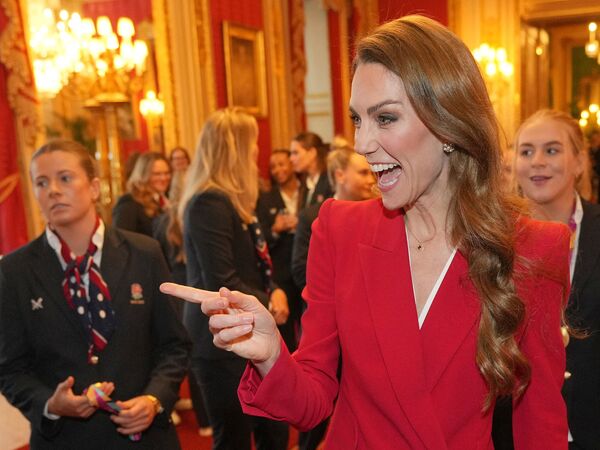 凱特王妃一條圍巾用20年　紅西裝曝光三次像新的