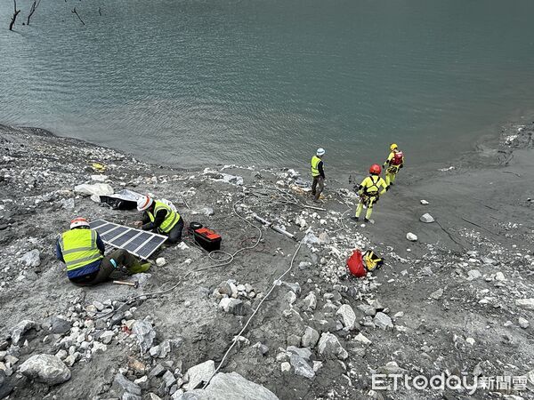 ▲空勤總隊直升機、消防署特種搜救人員及成大防災中心團隊會同執行新設安裝作業。（圖／花蓮分署提供，下同）