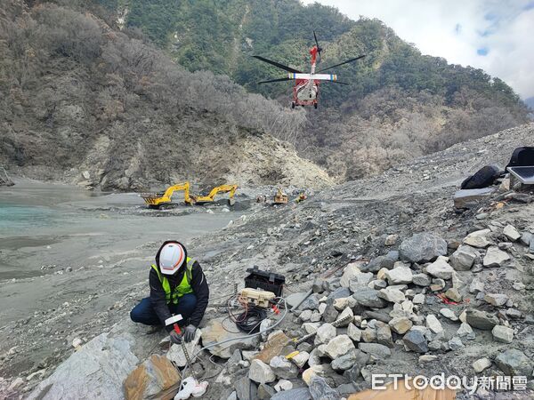▲空勤總隊直升機、消防署特種搜救人員及成大防災中心團隊會同執行新設安裝作業。（圖／花蓮分署提供，下同）