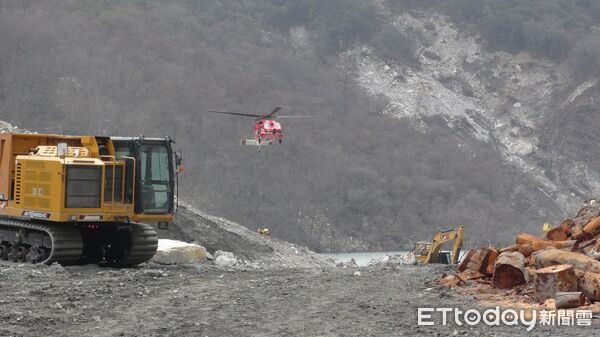 ▲空勤總隊直升機、消防署特種搜救人員及成大防災中心團隊會同執行新設安裝作業。（圖／花蓮分署提供，下同）