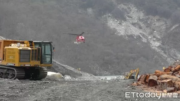 ▲空勤總隊直升機、消防署特種搜救人員及成大防災中心團隊會同執行新設安裝作業。（圖／花蓮分署提供，下同）