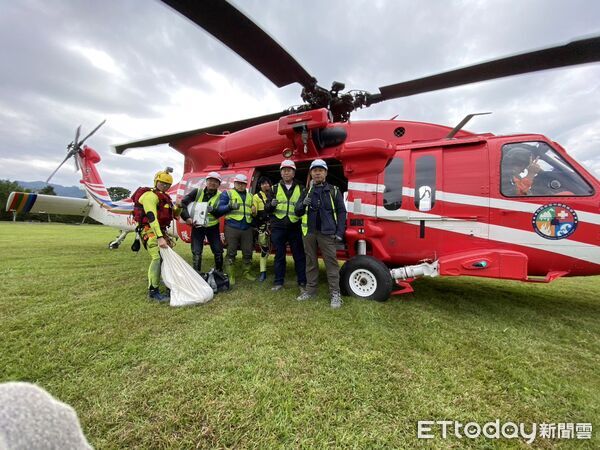 ▲空勤總隊直升機、消防署特種搜救人員及成大防災中心團隊會同執行新設安裝作業。（圖／花蓮分署提供，下同）