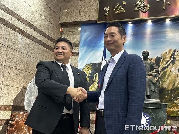 ▲▼      2026宜蘭縣長選舉，國民黨中央黨部16日協調人選，議長張勝德（右）、立委吳宗憲（左）皆出席。（圖／記者崔至雲攝）