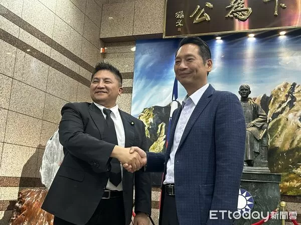 ▲▼      2026宜蘭縣長選舉，國民黨中央黨部16日協調人選，議長張勝德（右）、立委吳宗憲（左）皆出席。（圖／記者崔至雲攝）