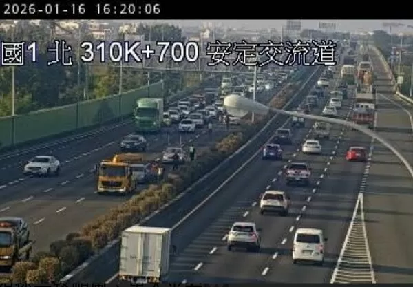 ▲國道1號南向310.3公里發生4車追撞事故。（圖／高速公路1968）