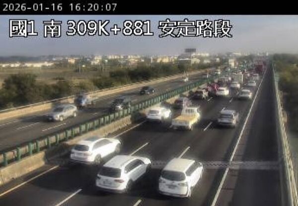 ▲國道1號南向310.3公里發生4車追撞事故。（圖／高速公路1968）