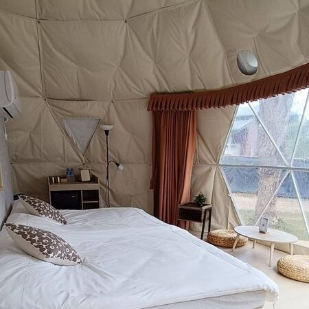 ▲「橘舍三食」免裝備露營，於去年底增添6頂全新球型帳篷。（圖／業者提供）