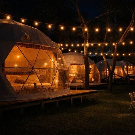 ▲「橘舍三食」免裝備露營，於去年底增添6頂全新球型帳篷。（圖／業者提供）