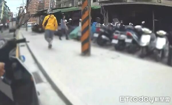 ▲身負3條通緝的羅男，遭警方盤查竟躲進民宅內，仍遭警方逮捕並搜出喪屍煙彈。（圖／記者陸運陞翻攝）